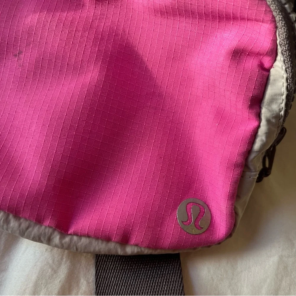 Lululemon Everywhere Adjustable Belt Bag in Pow Pink / Lunar Rock / Chrome 1L